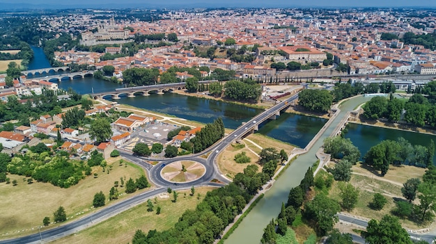 Vista aerea superiore della città di Beziers, fiume e ponti dall'alto, Francia del sud