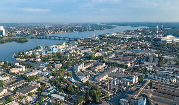 Vista aerea superiore della zona del parco industriale dall'alto, camini della fabbrica e magazzini, distretto industriale di Kiev (Kiev), Ucraina