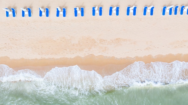 Vista aerea superiore sulla spiaggia di sabbia. Gli ombrelli.