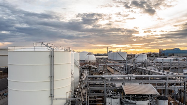 Vista aerea terminale petrolifero struttura industriale serbatoio di stoccaggio olio e prodotti petrolchimici.