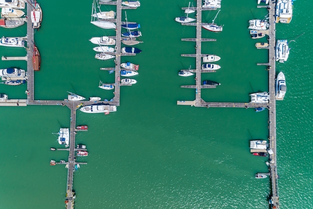 Vista aerea Top down Drone shot di yacht e barche a vela parcheggio nel porto turistico