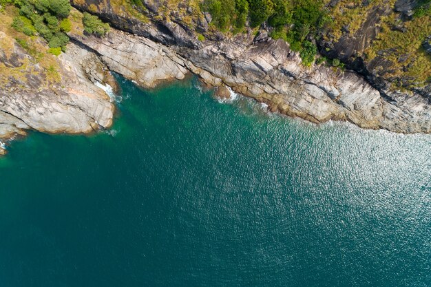 Vista aerea Top-down mare Superficie del mare turchese bella giornata di sole Sfondo estivo di bel tempo giorno Bellissima isola di Phuket Thailandia.