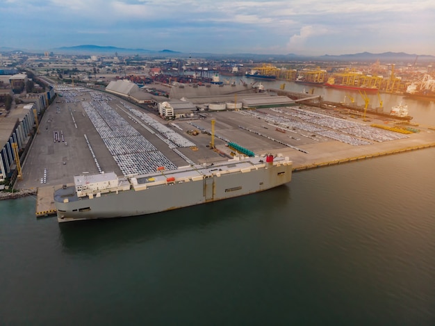 Vista aerea un sacco di auto e porto per l&#39;importazione e l&#39;esportazione di merci e container