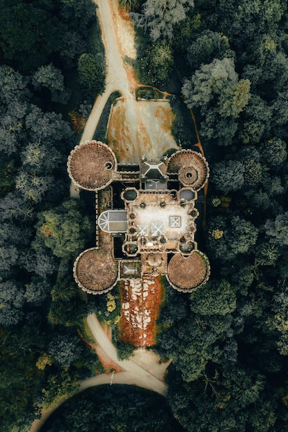 Vista aerea verticale del castello di Butron circondato da alberi