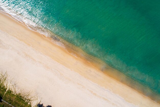 Vista aerea vista dall'alto della spiaggia Phuket Thailandia Incredibile destinazione di viaggio turistico di sabbia spiaggia di mare nel mare delle Andamane Bellissima spiaggia nell'isola di phuket Sfondo di concetto di viaggio e tour