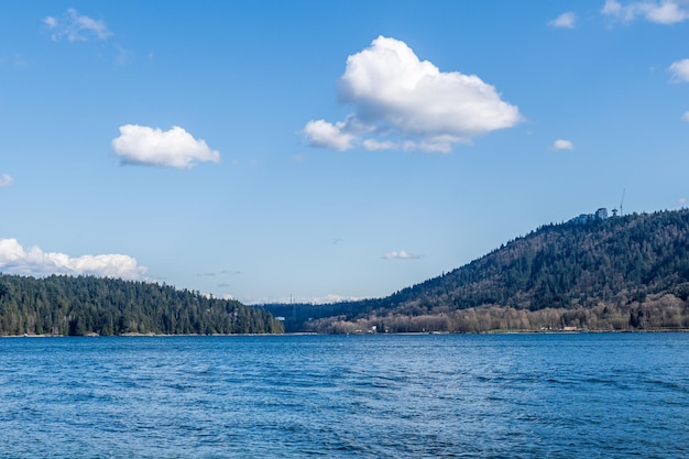 Vista al braccio indiano da North Vancouver Canada soleggiata giornata primaverile nuvole bianche sul cielo blu