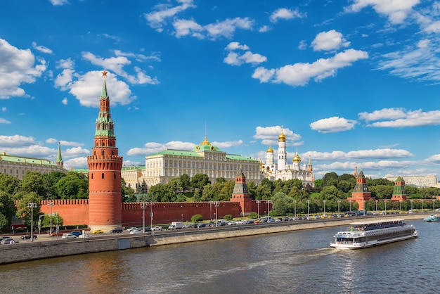 Vista al Cremlino di Mosca e Kremlevskaya terrapieno dal ponte Bolshoy Kamenny Mosca Russia