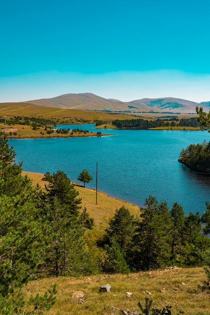 Vista al lago di Ribnica alla montagna di Zlatibor in Serbia