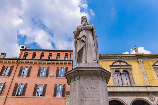 Vista al monumento del poeta Dante Alighieri in Piazza dei Signori a Verona, Italy