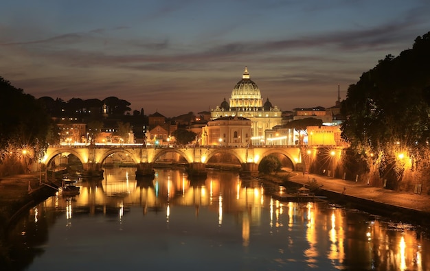 Vista al Tevere e alla cattedrale di San Pietro a Roma, Italia