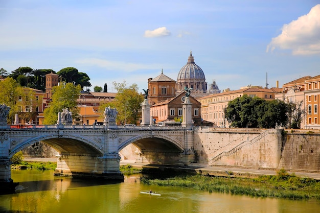 Vista al Tevere e alla cattedrale di San Pietro a Roma, Italia