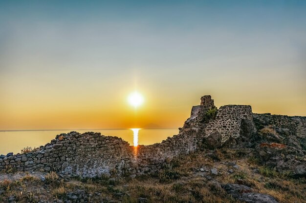 Vista al tramonto dal castello medievale bizantino di Mirina a Lemnos o Limnos, isola greca del Mar Egeo settentrionale