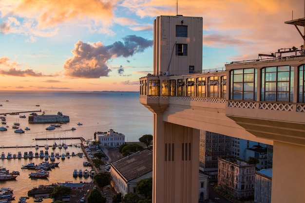 Vista al tramonto dall'ascensore Lacerda nel centro storico di Salvador Bahia Brasile.