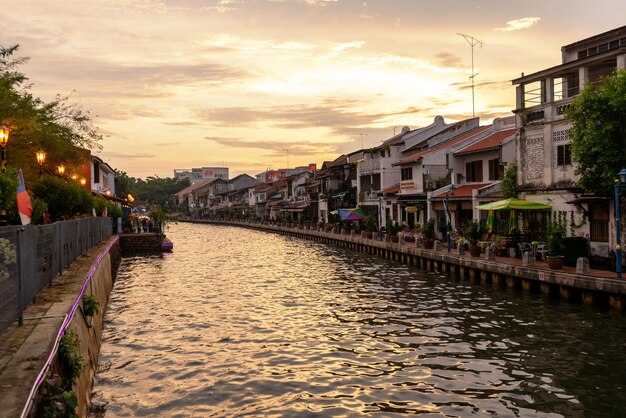 Vista al tramonto del centro storico della città di Malacca e del fiume Malacca