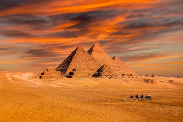 Vista al tramonto del complesso della Piramide di Giza al Cairo in Egitto