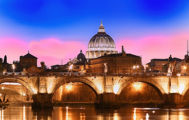 Vista al tramonto del Vaticano con la Basilica di San Pietro Roma Italia