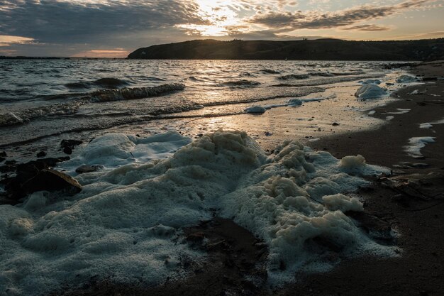 Vista al tramonto dell'acqua dall'isola di Sviyazhsk