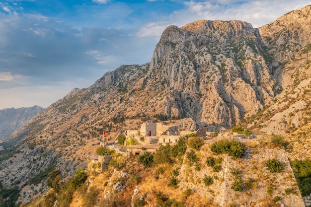 Vista al tramonto della Fortezza di San Giovanni Città Vecchia Kotor Baia di Kotor Montenegro