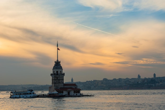 Vista al tramonto della Maiden Tower a Istanbul dal lato asiatico.