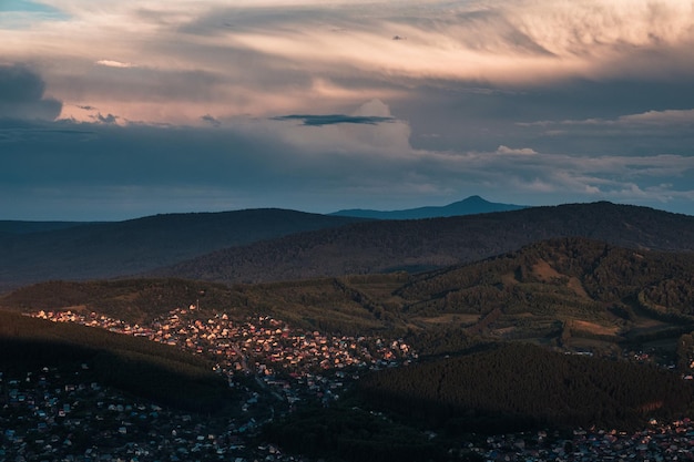 Vista al tramonto di GornoAltaysk dalla piattaforma di osservazione sul monte Tugaya