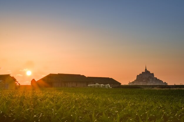 Vista al tramonto di Mont Saint Michel