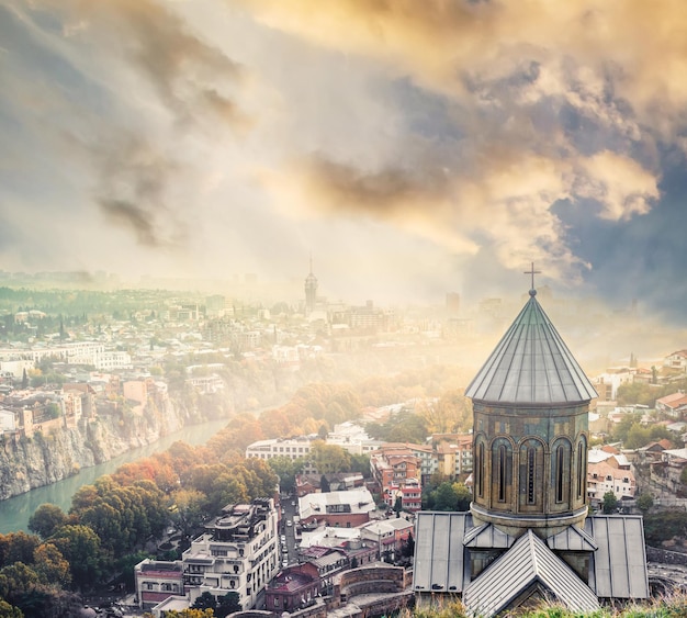 Vista al tramonto di Tbilisi e della Chiesa di San Nicola al tramonto