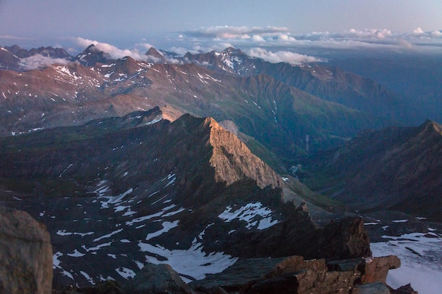 Vista al tramonto di una catena montuosa e di nubi cumuliformi nelle Alpi austriache Vista dalla strada per la cima della roccia del Grossglockner Kals am Grossglockner Austria