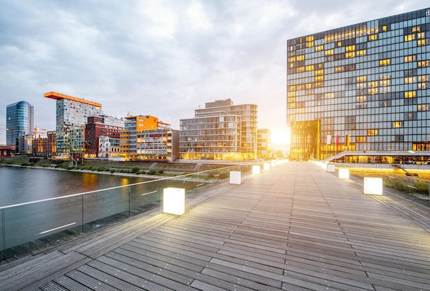 Vista al tramonto sul quartiere finanziario di Medienhafen con moderni edifici illuminati nella città di Dusseldorf, Germany