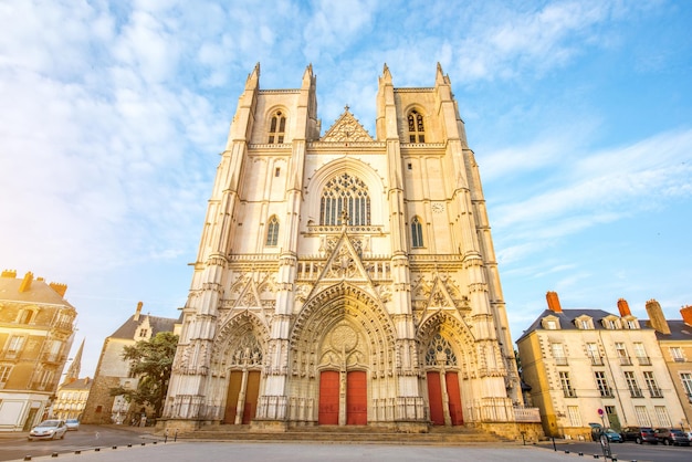 Vista al tramonto sulla cattedrale di Saint Pierre nella città di Nantes in Francia