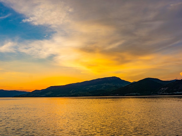 Vista al tramonto sulla gola del Danubio a Djerdap in Serbia