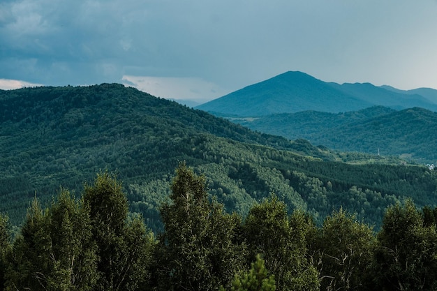 Vista al tramonto sulle montagne dalla piattaforma di osservazione sul Monte Tugaya