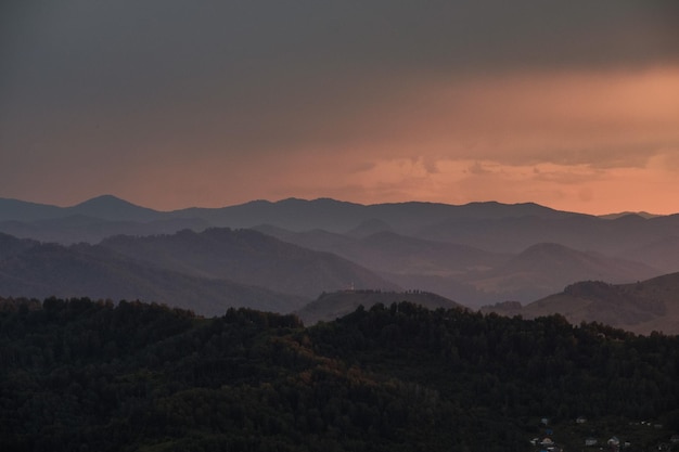 Vista al tramonto sulle montagne dalla piattaforma di osservazione sul Monte Tugaya