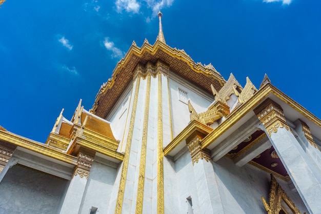 Vista all'aperto del tempio buddista. wat tri mit wit thayaram da Bangkok, Thailandia