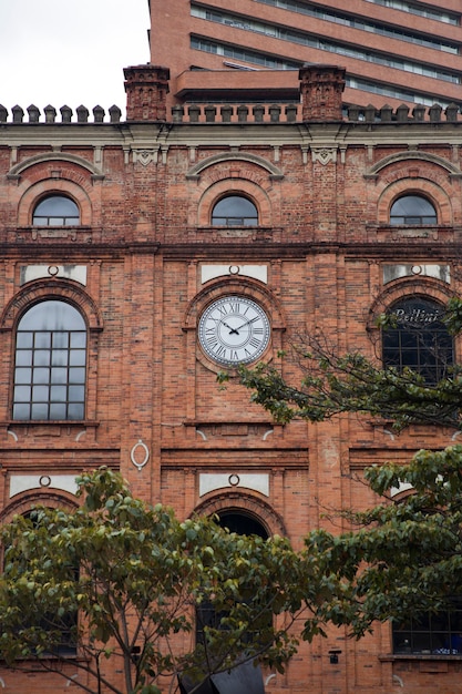 Vista all'ex edificio della fabbrica di birra Bavaria a Bogotà, Colombia