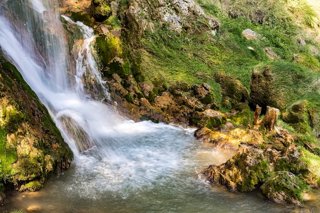 Vista alla cascata di Gostilje alla montagna di Zlatibor in Serbia