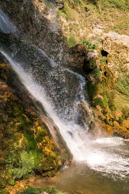 Vista alla cascata di Gostilje alla montagna di Zlatibor in Serbia