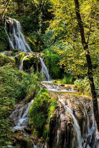 Vista alla cascata di Gostilje alla montagna di Zlatibor in Serbia