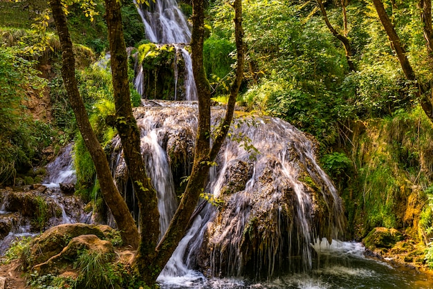 Vista alla cascata di Gostilje alla montagna di Zlatibor in Serbia