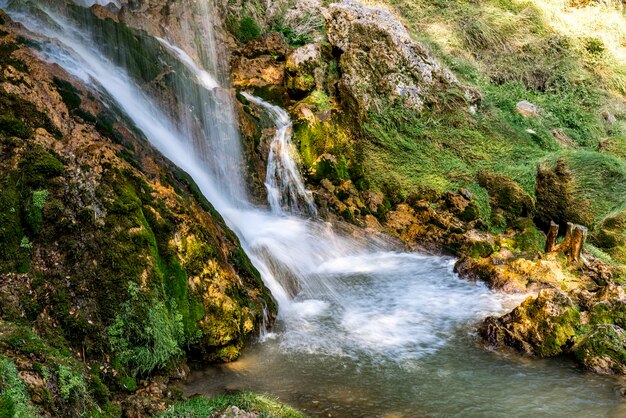 Vista alla cascata di Gostilje alla montagna di Zlatibor in Serbia