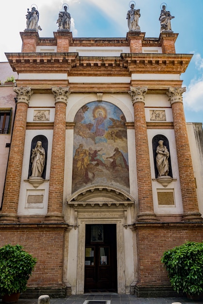 Vista alla Chiesa di San Canziano a Padova, Italia