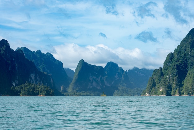 Vista alla diga di Ratchadapha a Surat Thani