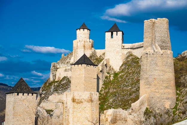 Vista alla fortezza medievale di Golubac in Serbia