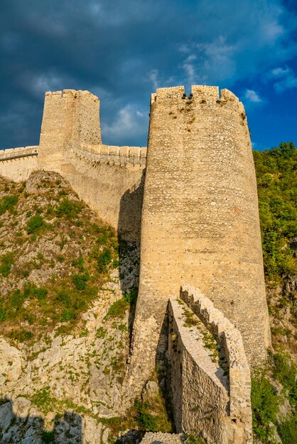 Vista alla fortezza medievale di Golubac in Serbia