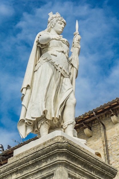 Vista alla statua della libertà davanti al palazzo pubblico a San Marino