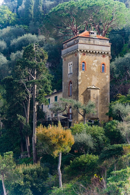 Vista alla vecchia torre su una collina a Portofino, Italy