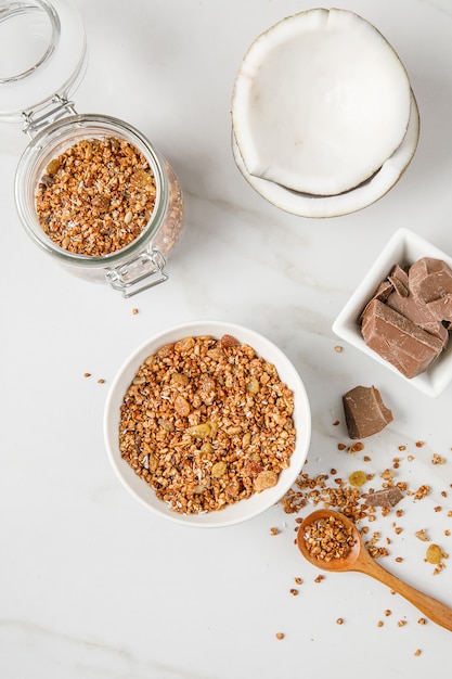 Vista ambientale della ciotola con muesli con noci di cocco e cioccolato.