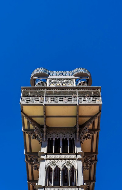 Vista anteriore dal basso della piattaforma dell'Elevador de Santa Justa o do Carmo in stile modernista