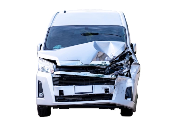 Vista anteriore di un furgone bianco danneggiato per incidente sulla strada auto danneggiate dopo la collisione isolate su sfondo bianco con percorso di ritaglio bumper di incidente di auto elemento di design grafico