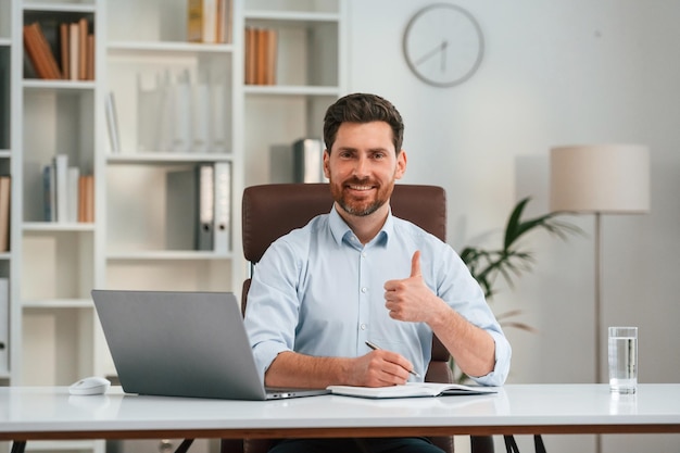 Vista anteriore Dottore in abiti formali sta lavorando nell'armadio