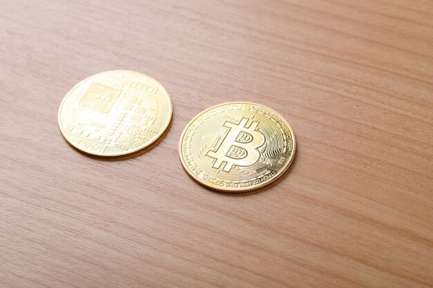 Vista anteriore posteriore della valuta crittografica Bitcoin btc come pagamento finanziario decentralizzato su tavola di legno